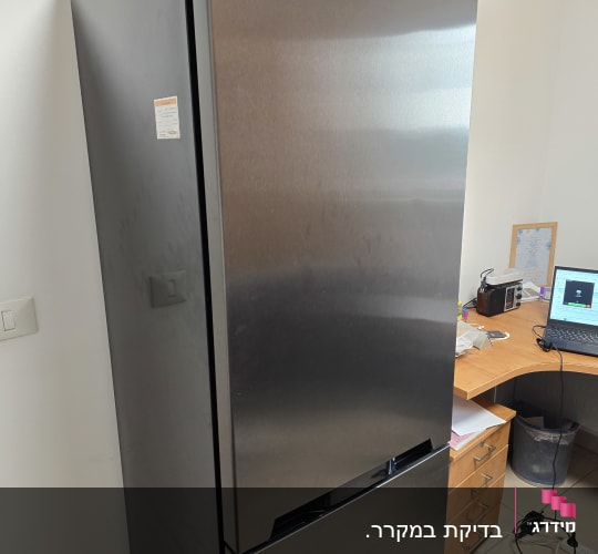 מקרר במשרד ליד שולחן עבודה